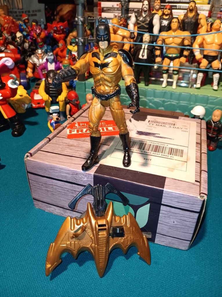 Batman The Dark Night Figure ( 2008 ) w/1991 Batman Returns Powerwing Accessorie ( DC Comics by Kenner )