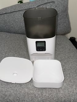 Automatic cat feeder