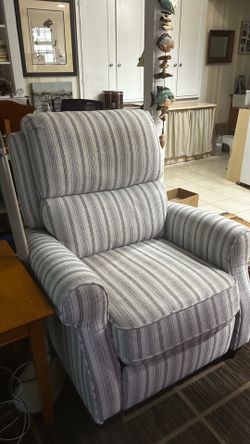 Small pushback recliner