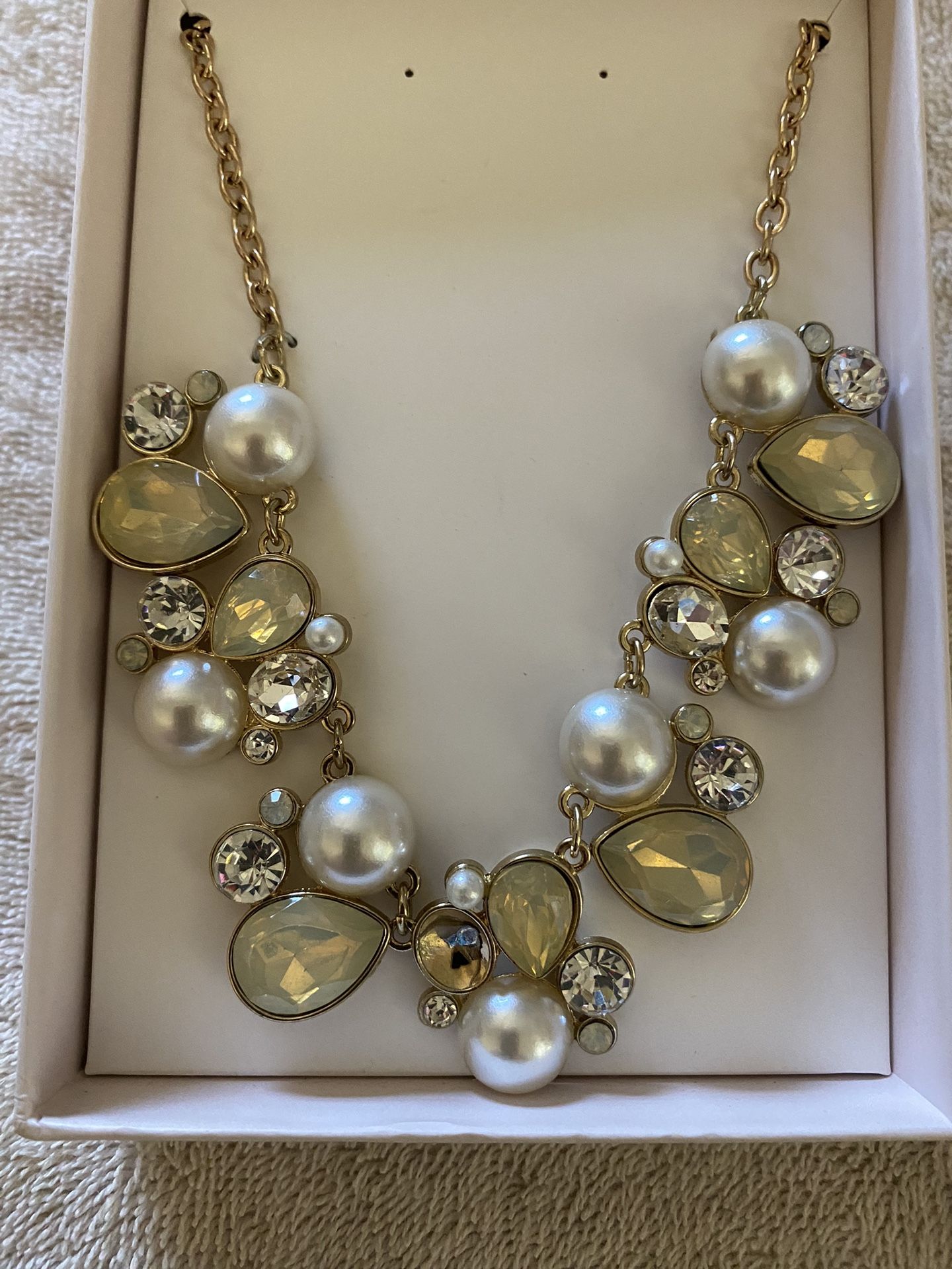 White Pearl & Gold Teardrop 18” Necklace 