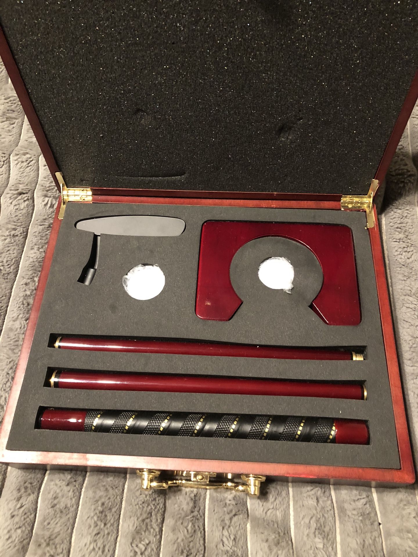 New 3 Piece Putting Set With Wooden Case.