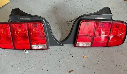 05-09 mustang oem tail lights