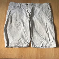 Men’s GAP Khaki Shorts – Size 34 – Lightly Worn, Great Condition