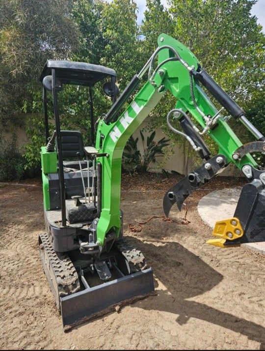Excavator With Swing Boom