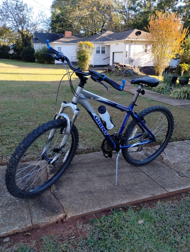 Giant Boulder SE mountain bike, butted ALUXX aluminum frame, 21 speeds, 26" , 17". Frame, Size M, fits riders approximately 5'4" to 5'10".
The Giant B