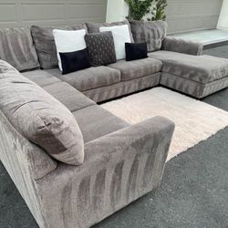 Stunning Gray Sectional Couch In Excellent Condition- Free Delivery 🚚 