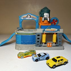 Matchbox Hero City Car Wash Playset - with original matchbox Taxi and 2 extra Hot Wheel cars