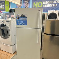 GE TOP AND BOTTOM REFRIGERATOR