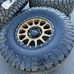 18" METHOD MR305 HD Wheels 37" 35" Nitto Tires Dodge Ram 2500 Rims 3500 Silverado Sierra 8x6.5