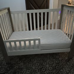 Delta Children Miles 4-in-1 Convertible Crib - Bianca White with Textured Limestone (184)