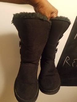 Mint sz6 uggs black pls if up its available dnt askkkk