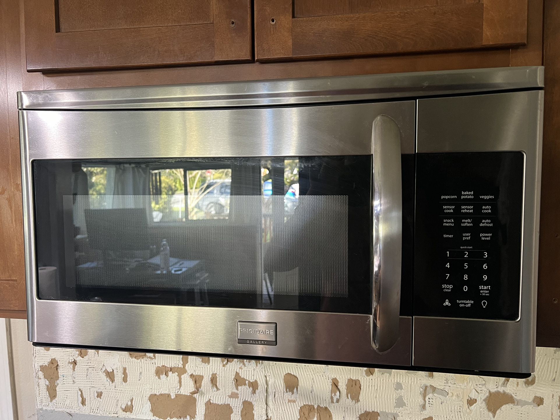 Frigidaire Over Range Microwave Works Great! for Sale in Everett, WA OfferUp
