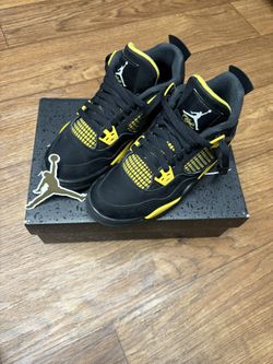 Jordan 4 Yellow Thunder Size 5.5 Youth + crease protectors, laces & original box