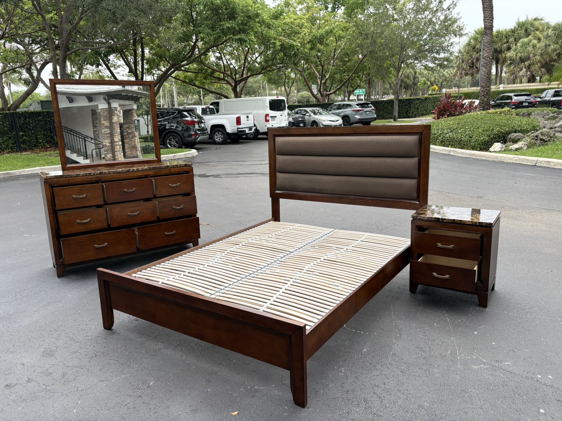 Beautiful Bedroom Set Queen Size solid wood Dark Brown Color In Excellent Condition