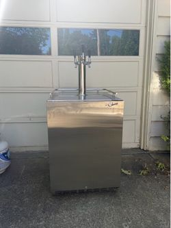Free—-3 tap Keg fridge