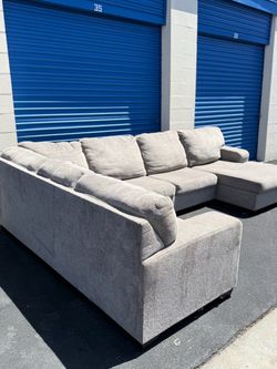 BEAUTIFUL SECTIONAL COUCH