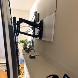 TV MOUNT—MM700 Premier Pull Down TV Mount