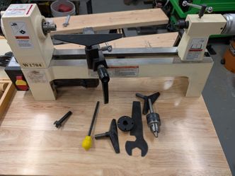 Shopfox W1704 wood lathe with chisel set