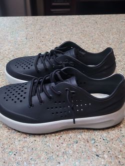 Women croc black size 8