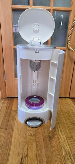 Selling Munchkin® STEP™ Infant Diaper Pail, Powered by Arm & Hammer™ $40