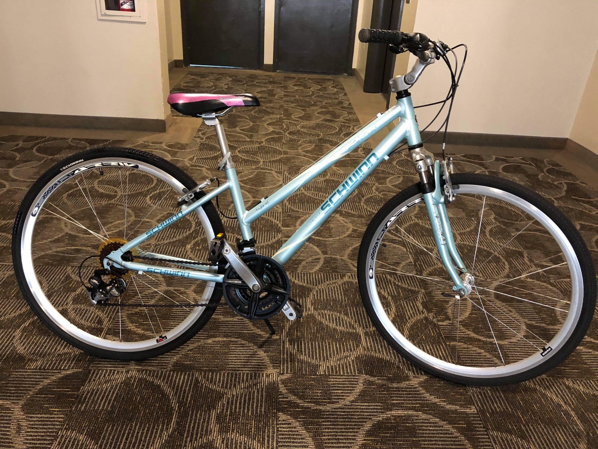 Schwinn Avenue Hybrid Bike