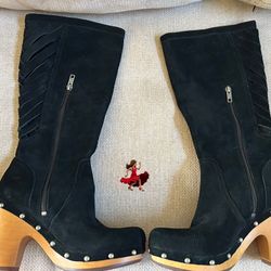 Brand New  Women UGGS  Size 6