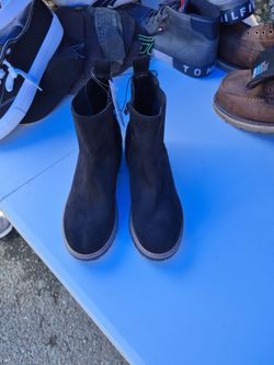 Black boots for woman