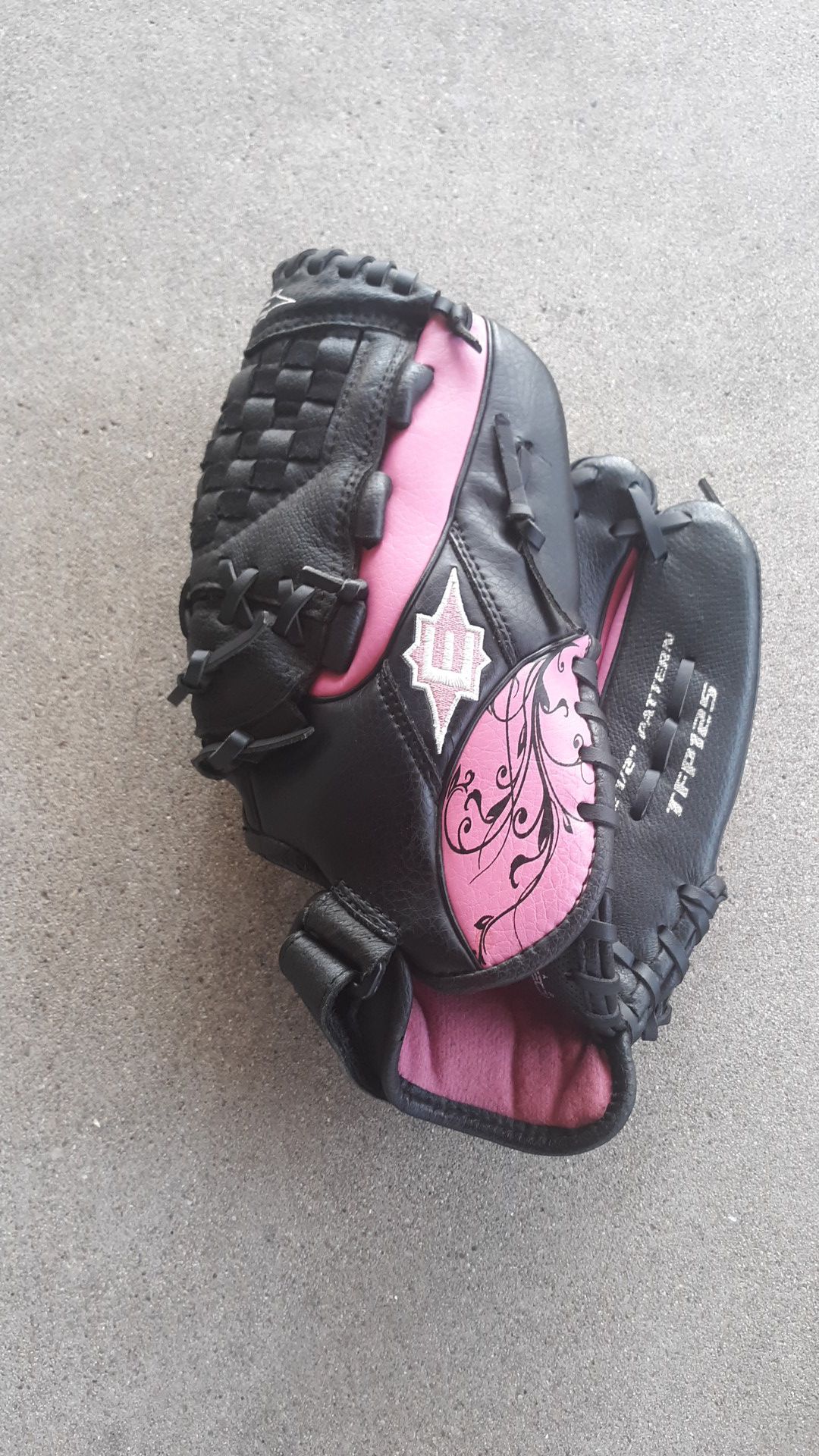 Brand new Easton black and pink leather baseball glove never used only 25$