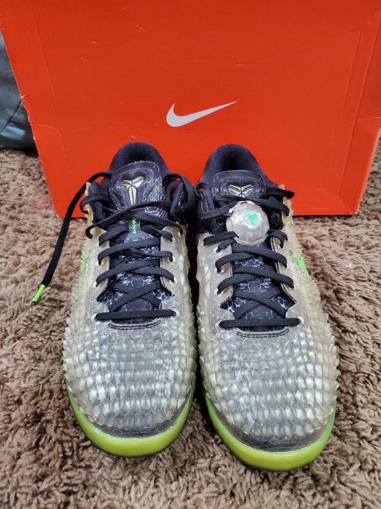 Kobe VIII SS Christmas Size 7Y