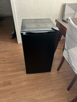 Black Compact Mini Fridge