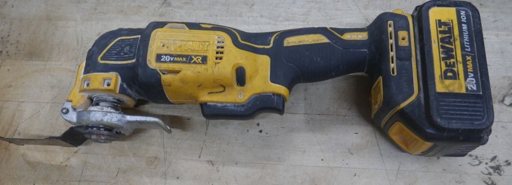 DEWALT DCS355 20V MAX XR Brushless Oscillating Tool BATTERY 3ah pre owned. tested. in a good working order.