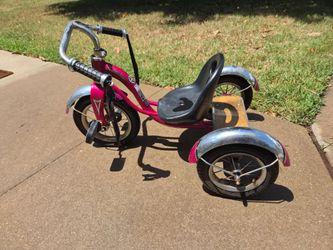 Schwinn Roadster 12-Inch Classic Tricycle in hot pink