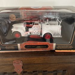 Road Signature 1/24 Scale 20068 - 1941 GMC Firetruck - White