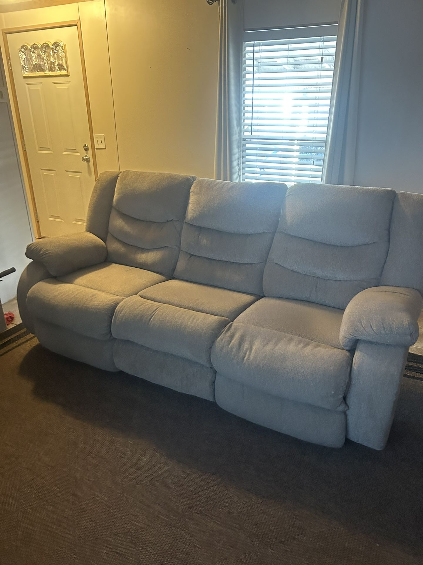 Couch With Recliner On Both Ends In Excellent Condition