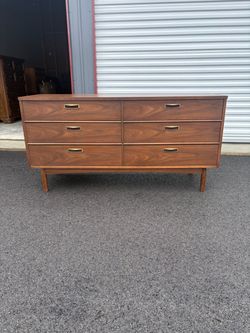 Broyhill mid century modern dresser
