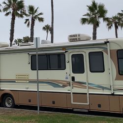 PACE ARROW VISION LIKE NEW WITH 9K ORIGINAL MILES CLASS A MOTORHOME 35’ 96