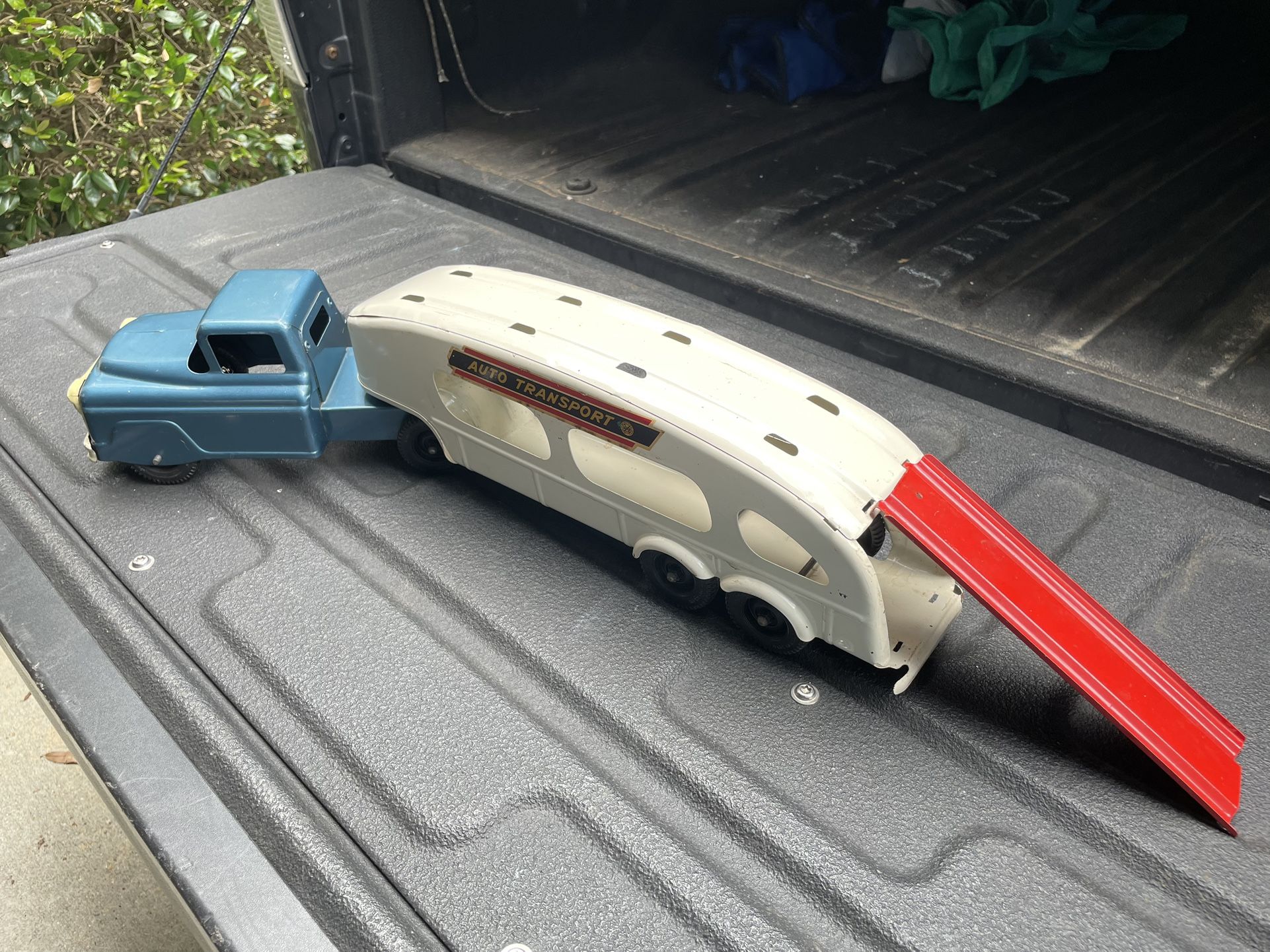 Vintage Marx auto transport truck with red ramp Great condition