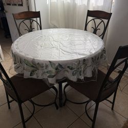Dining Table/ 4  Chairs 