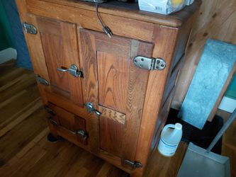 ANTIQUE ICE BOX