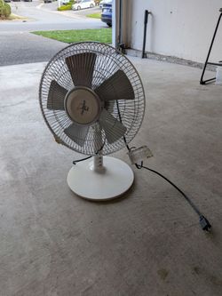 White Oscillating Desk Fan