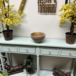 CUTE  ENTRY TABLE AT PICKY PINCHERS 1621 N Highland Ave Clearwater Open Noon To 6pm