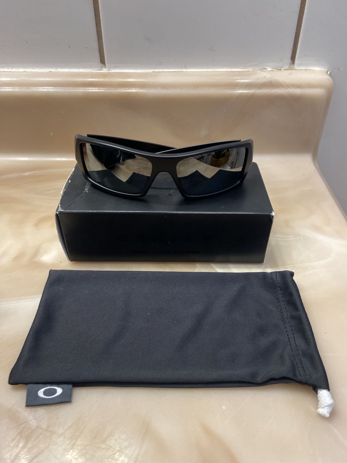 Oakley Fuel Cell USA OO9096 05 60 19 130 Black Sunglasses MH