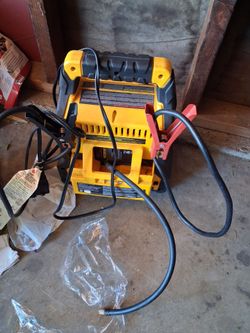 DeWalt Portable Battery Charger Jump Starter