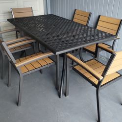 Outdoor patio table and 6 chairs