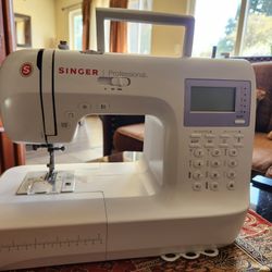 LIKE NEW PRO SEWING MACHINE 