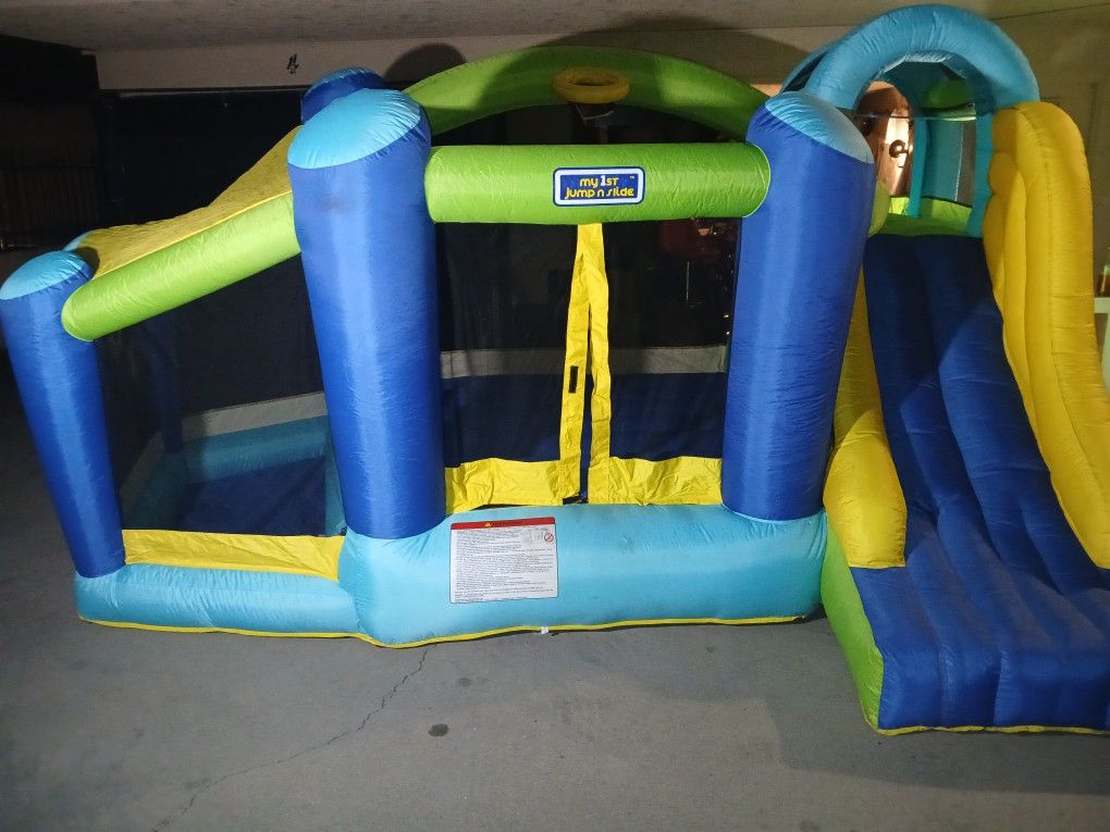 Jumper For Kids To 3 To 12 Years Old.  Very Good Conditions  . 200 Obo