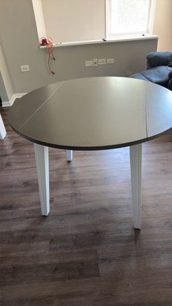 Round Dining Table with White Legs