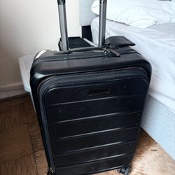 Carryon luggage with easy access front pocket & charging port 