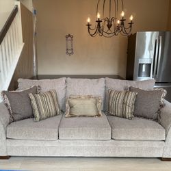 Like New Modern Beige 3-Seater Couch – Matches Any Home Color – Deep Cleaned & Pet Free