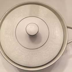 Salem Fine China Co. - Translucent Lace Bouquet - serving dish 